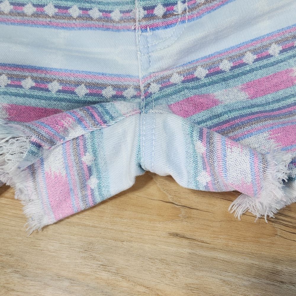 🔹️American Eagle Pink & Blue Aztec Print Raw Hem Shorts Size 4 - Picture 8 of 10